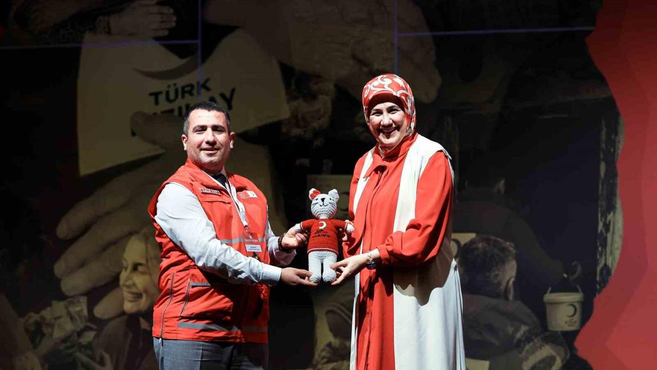 VAN'da Kızılay Muradiye Şubesi, İyilik Faaliyetleriyle Türkiye Birinciliği Ödülünü Kazandı