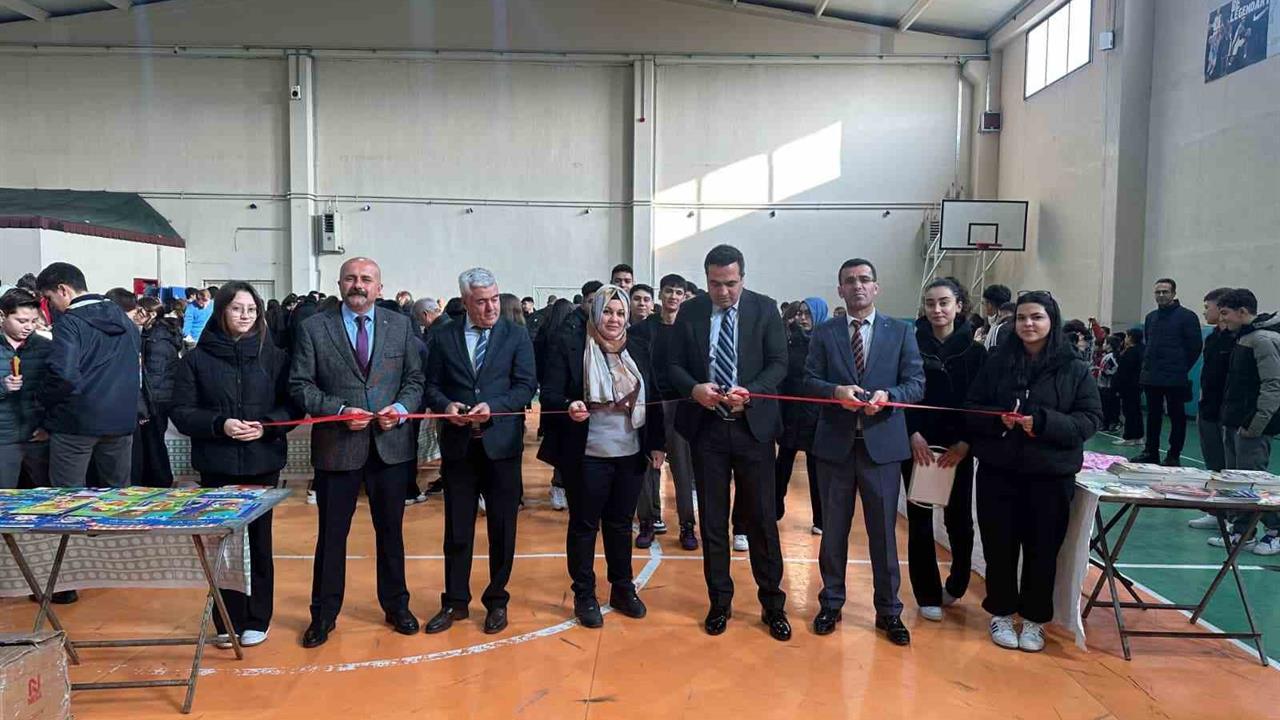 Manisa Sarıgöl'de Düzenlenen 1. Kitap Günleri, Vatandaşlar ve Öğrenciler Tarafından Yoğun İlgi Gördü