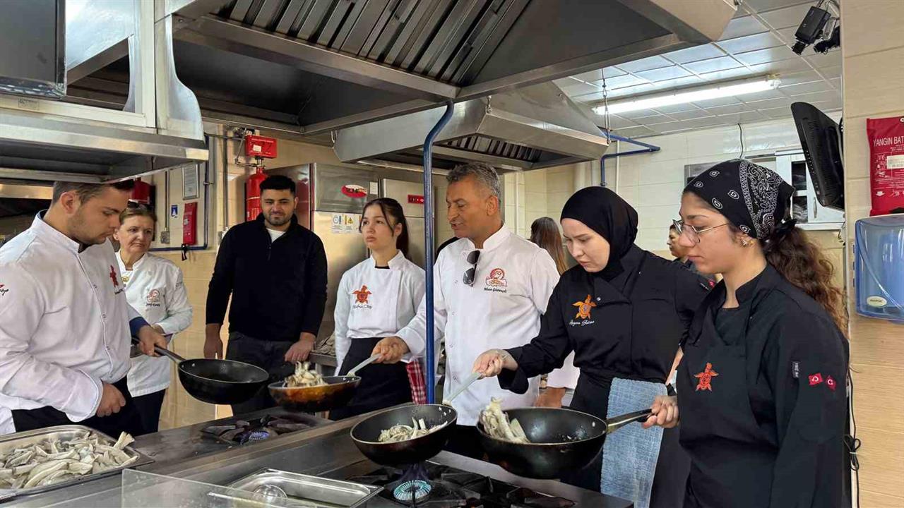 Mersin Tarsus'ta İstiridye Mantarları Gastronomi Öğrencilerine Tanıtıldı