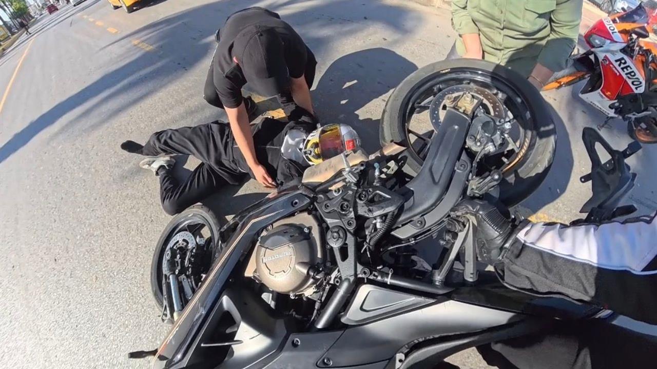 Mersin'de Motosiklet Sürücüsü Kaskıyla Yaralanmadan Kurtuldu