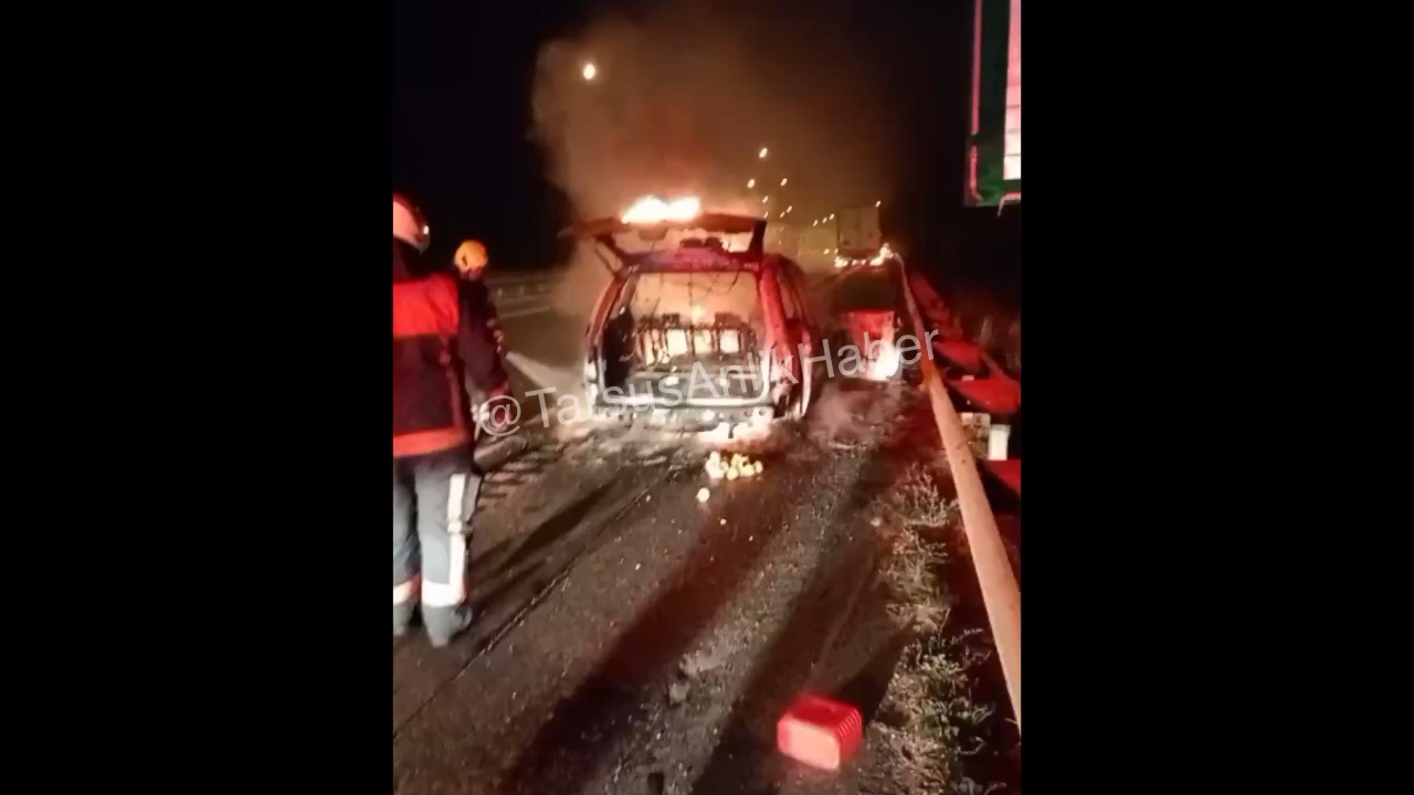 Pozantı'da Seyir Halindeki Araçta Yangın Çıktı, Sürücü Kurtarıldı