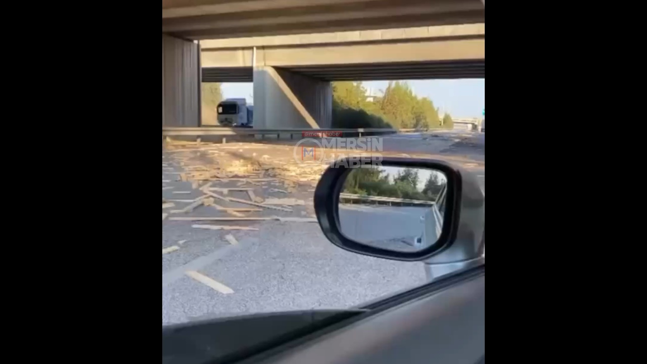 Mersin Tarsus Yenice Kavşakları'nda TIR'dan Dökülen Malzemeler Trafiği Olumsuz Etkiledi