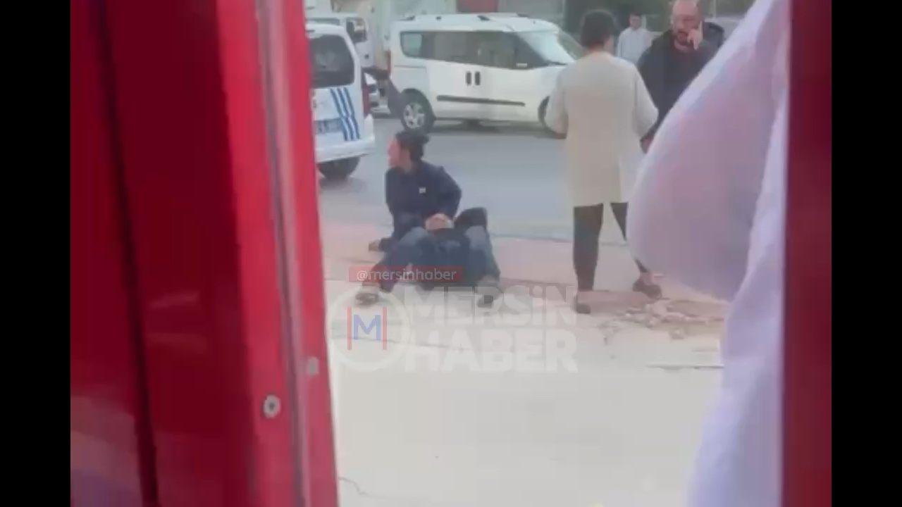 Mersin Anıt Mahallesi'nde Kadın Sokak Ortasında Eşini Dövdü. Video Kayıtları Ortaya Çıktı