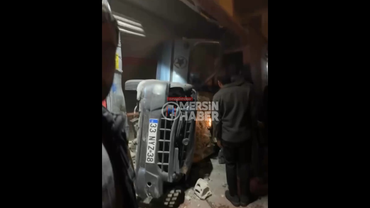 Karacailyas Mahallesi'nde Aşırı Hız Sebebiyle Otomobil Binaya Daldı. Video Haber