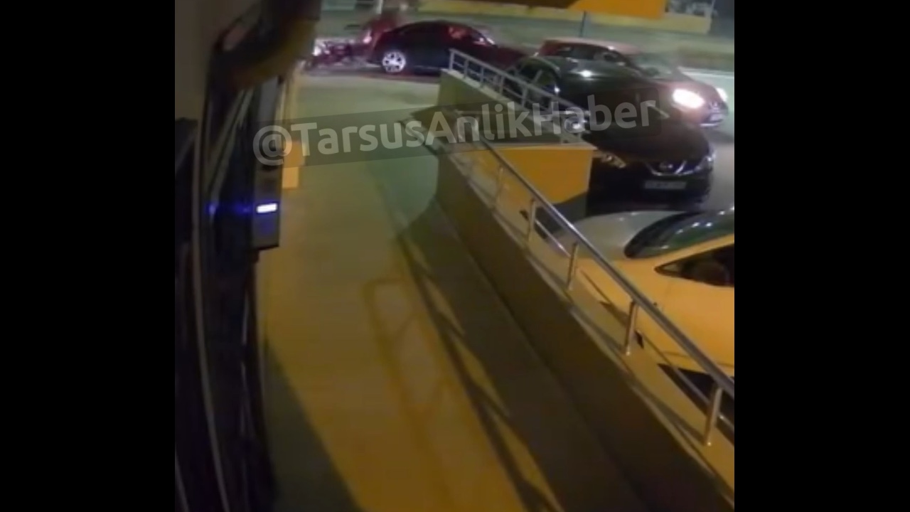 Mersin Tarsus Şehitmustafa'da Motosikletin Yavaşlayan Araca Çarpma Anı Videoya Yansıdı