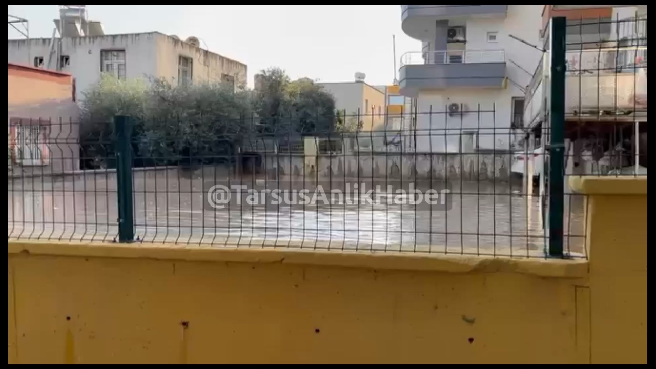 Mersin Tarsus'ta Su Borusu Patlaması Sonrası 3 Site Sular Altında Kaldı