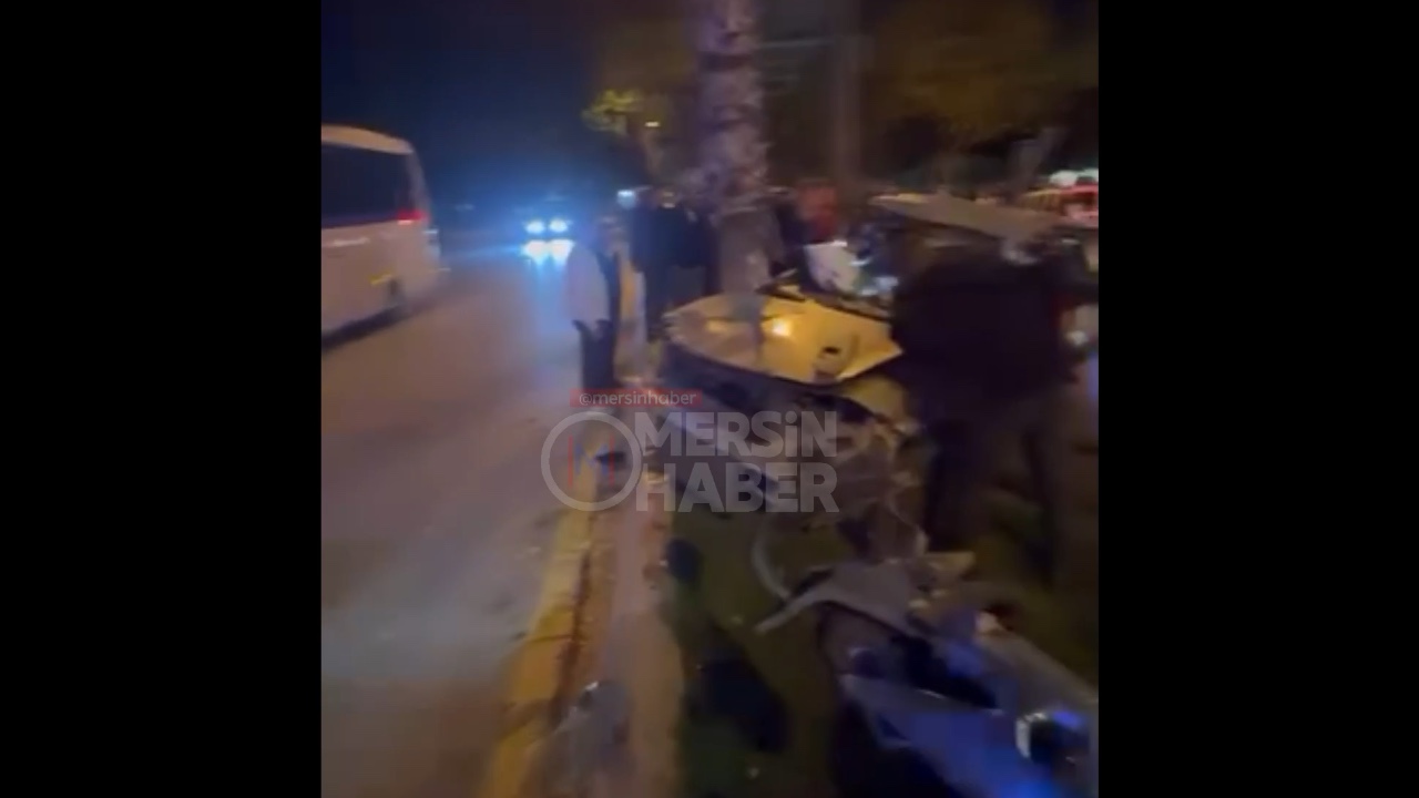 Mersin'de Gece Saatlerinde Palmiyeye Çarpan Araçta İki Kişi Sıkıştı.. Video Haber