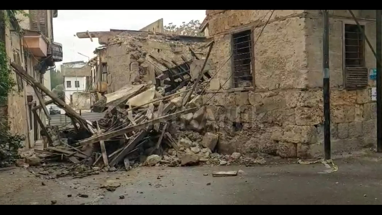Tarsus Şehitkerim Mahallesi'nde Metruk Bina Aşırı Yağış Sonrası Çöktü. Video Haber