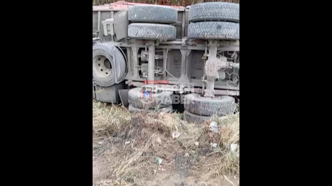 Mersin Akdeniz'de Kamyon Dereye Uçtu, Sürücü Kendi İmkanlarıyla Kurtuldu