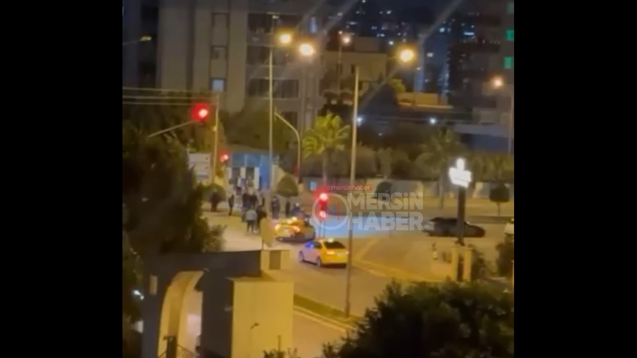 Mersin Yenişehir'de Motosiklet Kazası Gece Saatlerinde Gerçekleşti. Video Kayıtları