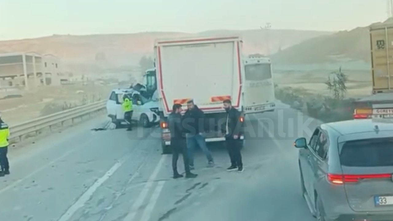 Mersin Tarsus'ta Servis Otobüsü, Tır ve Kamyonet Çarpıştı. Video Haber