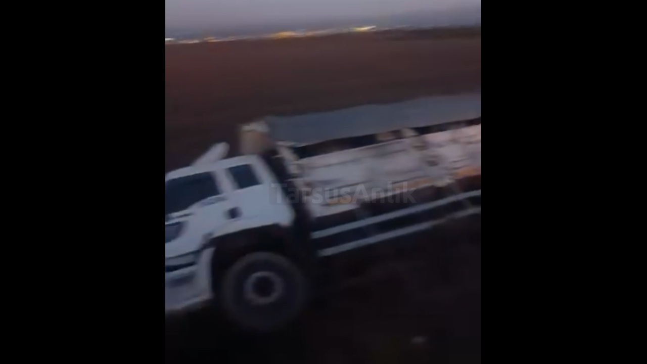 Mersin Tarsus'ta Kamyon Devrildi, Sürücü Yaralanmadı.. Video Haber