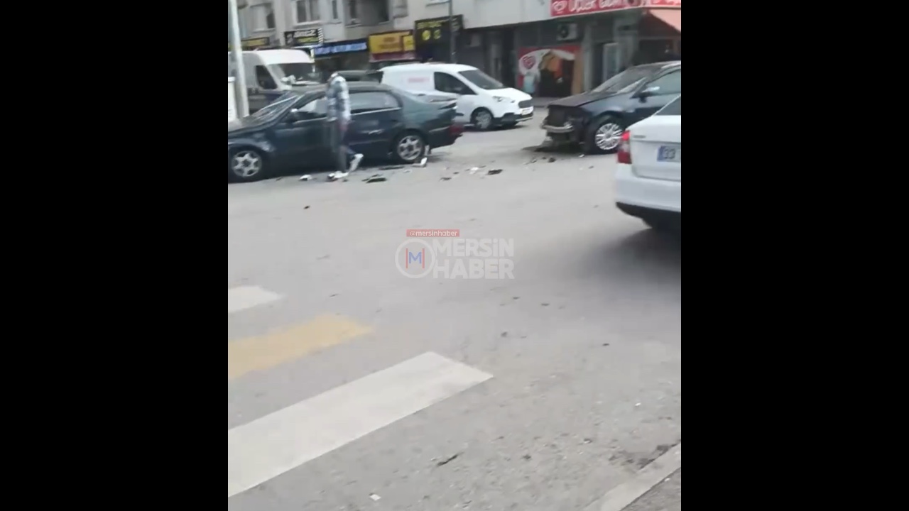 Mersin Yenişehir'de İki Araç Kafa Kafaya Çarpıştı, Yaralı Yok. Video Haber