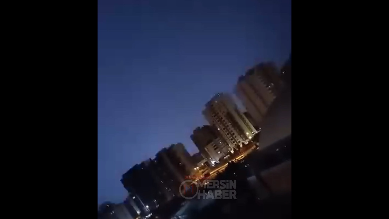 Mersin Mezitli'de Gece 02.55'te Yıldırım Düşmesi Kameralara Yansıdı.. Video Haber