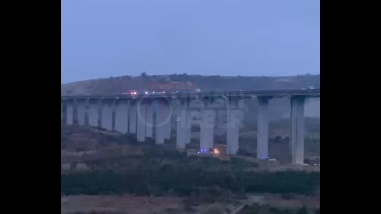 Mersin Toroslar'da Müftü Viyadüğü civarında çok sayıda polis ve ambulans toplandı. Olayın nedeni henüz açıklanmadı. İşte o anlara ait görüntüler