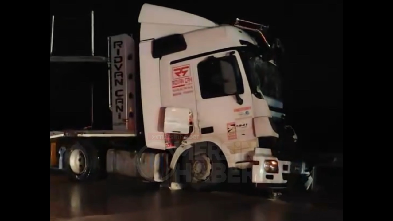 Mersin Tarsus Otoyolu'nda Yağış Sonrası TIR ve 2 Aracın Kazası.. Video Haber