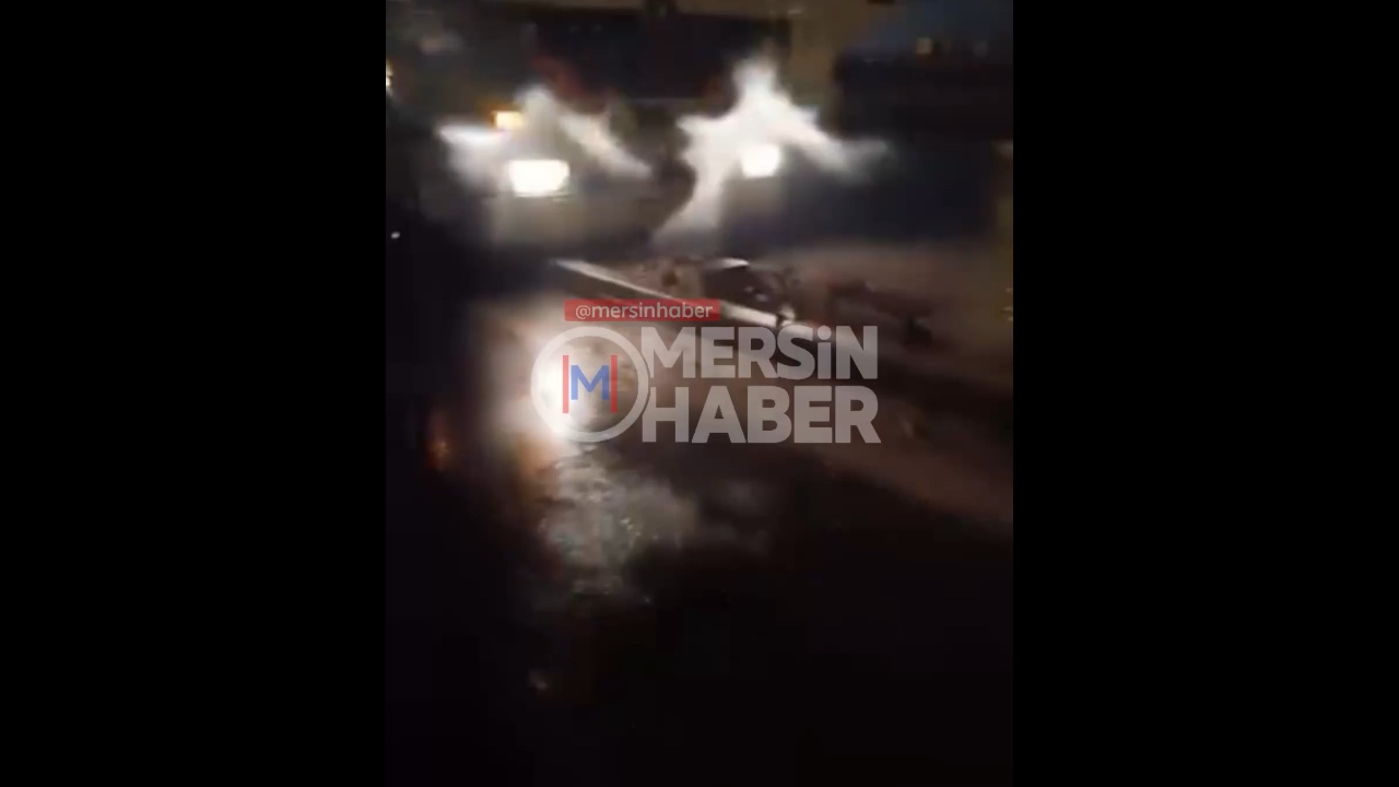 Mersin'de Gece Saatlerinde Gerçekleşen Kazalarda Araçlar Refüje Çarptı. Video Haber