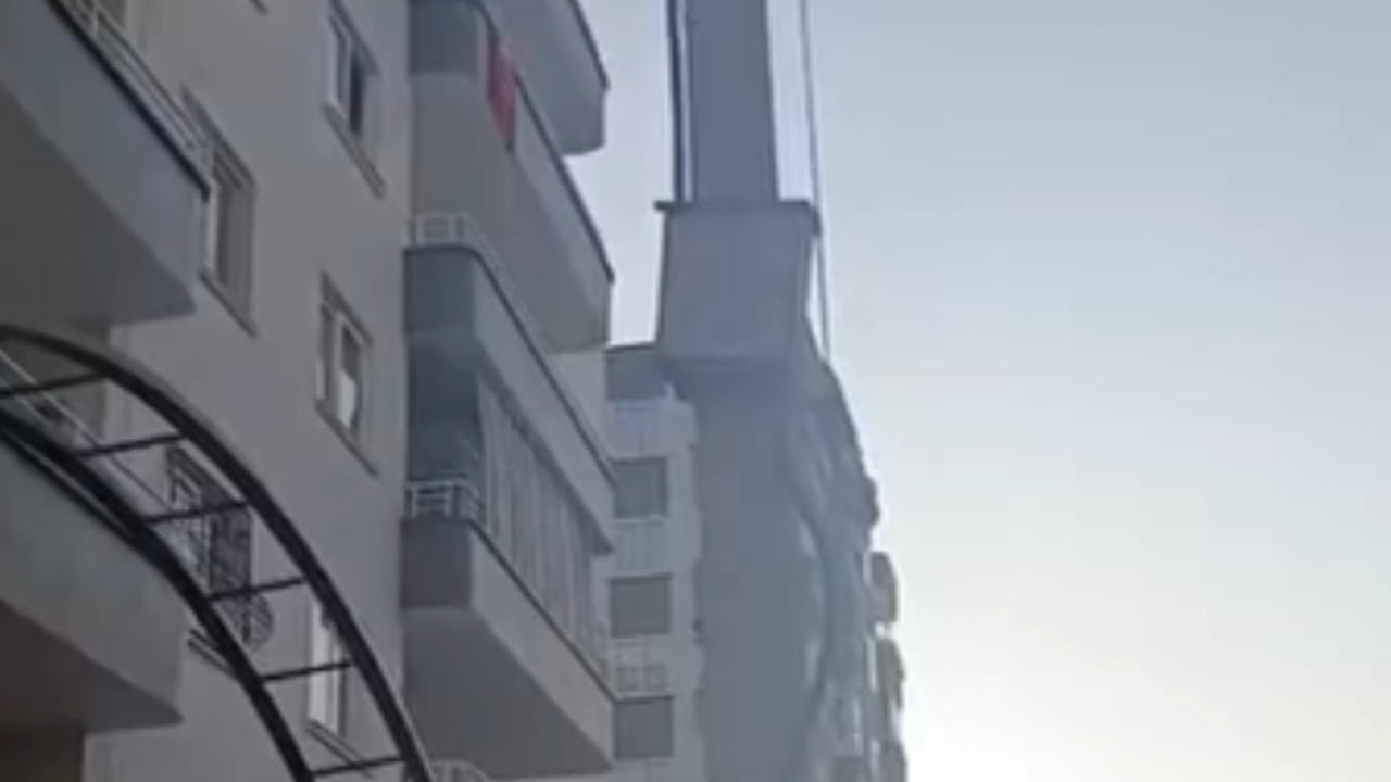 Mersin Mezitli'de Elektrik Panosundan Gelen Patlama Sesleri Mahalleyi Tedirgin Ediyor. Video Haber