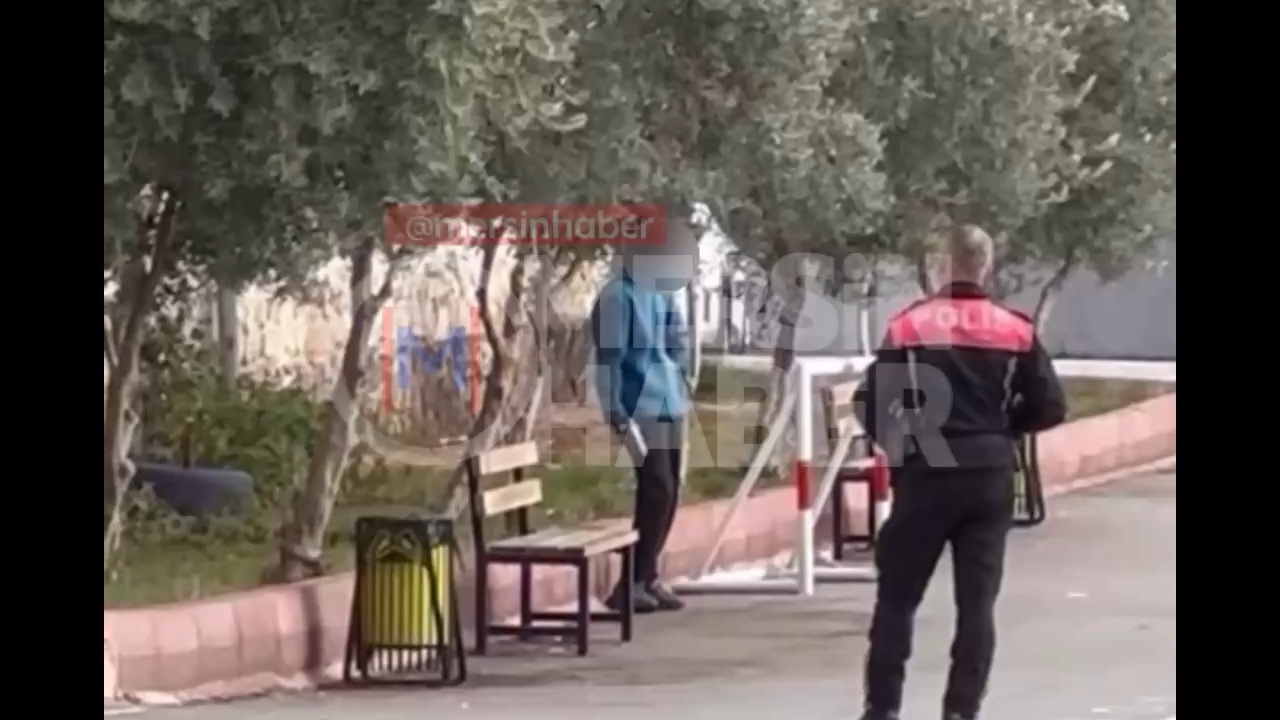 Mersin Akdeniz'de Tevfik Sırrı Gür Lisesi'nde Öğrenci Kuru Sıkı Silahını Polise Verdi. Video Haber